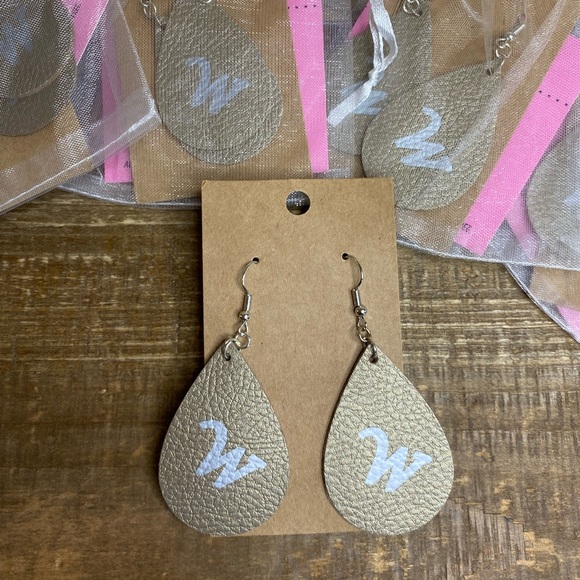 New! Lot of 8 Monogram W Leather Earrings - Picture 4 of 10